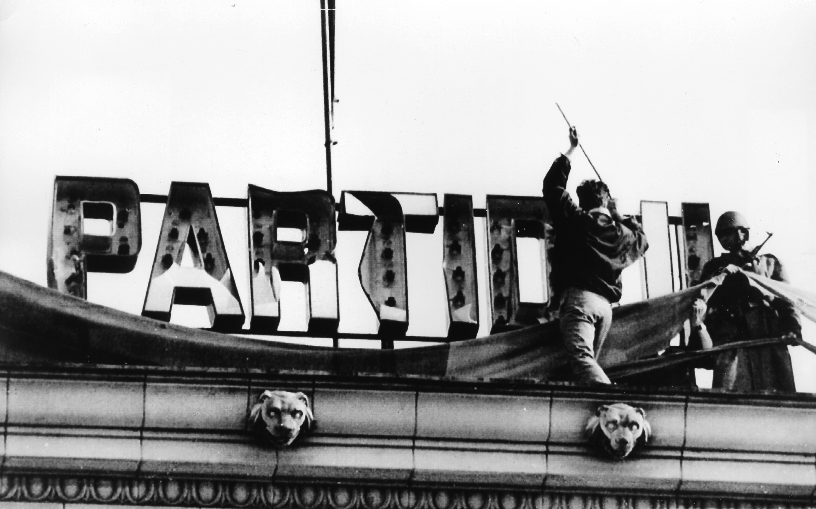 Demonstrant zerstört Schriftzug der kommunistischen Partei, Rumänien Bukarest, 27. Dezember 1989, ap/dpa/picture alliance/Süddeutsche Zeitung Photo