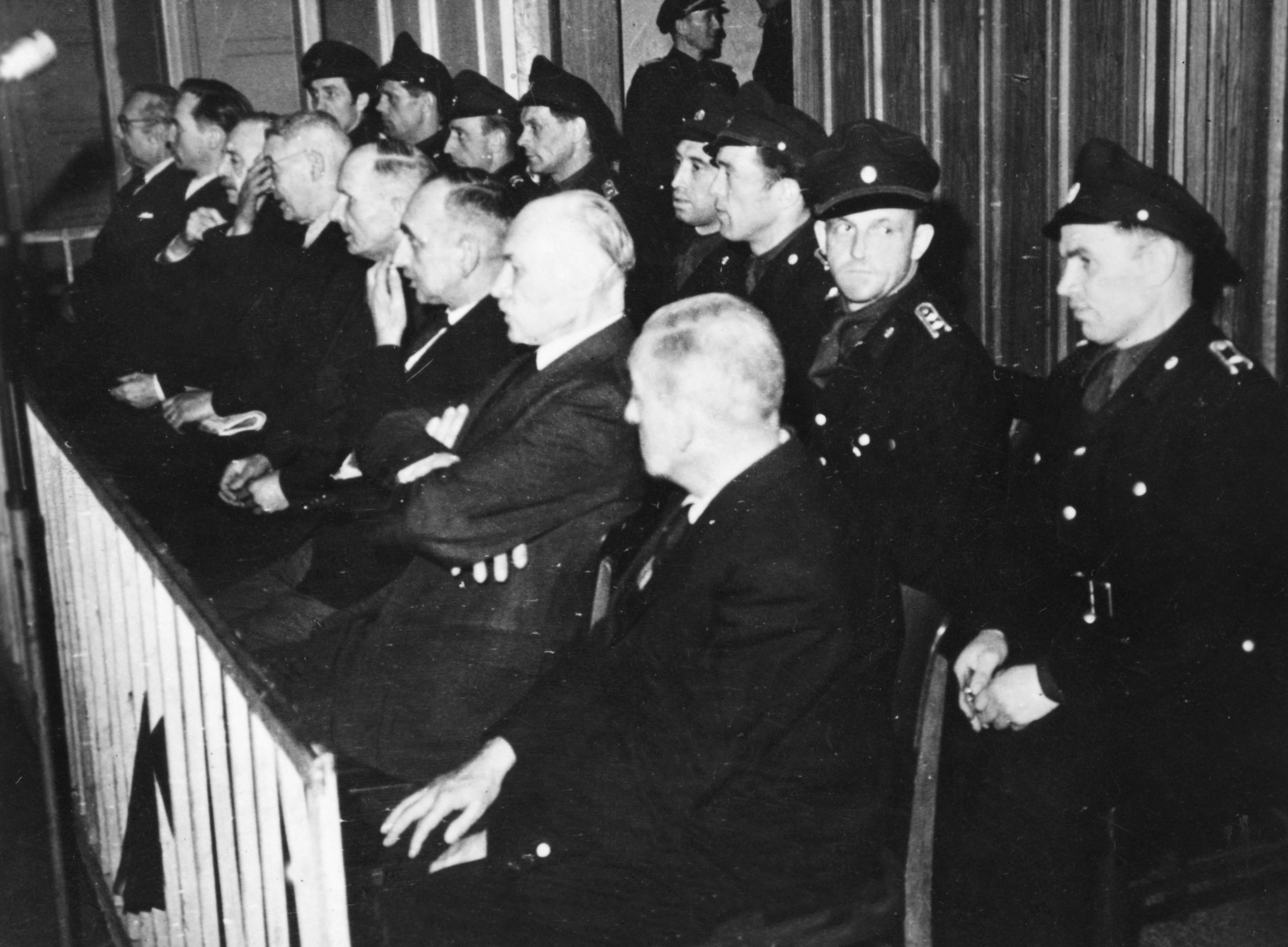 Die Angeklagten in der sogennanten 'Affäre Conti' im Landestheater Dessau. V.l.n.r.: Leo Herwegen, Willi Brundert, Hermann Müller, Leopold Kaatz, Ernst Simon, Paul Heil, Ernst Pauli, Heinrich Scharf, April 1950, Illus/Süddeutsche Zeitung Photo