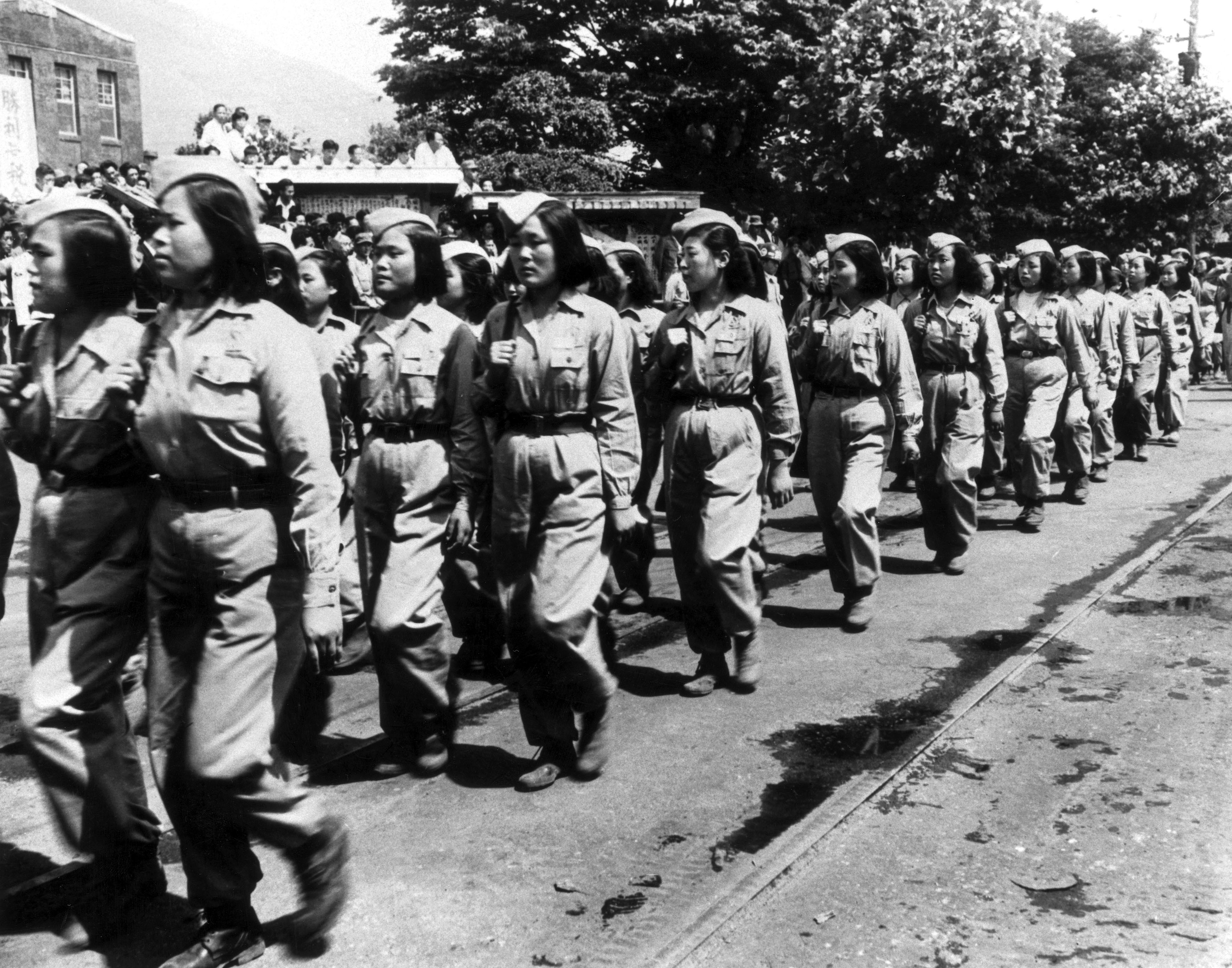 Koreanische Frauen marschieren zum Regierungsgebäude in Pusan anlässlich des ersten Jahrestages des Kriegsausbruchs, 3 Juli 1951, National Media Museum/SSPL/Süddeutsche Zeitung Photo 