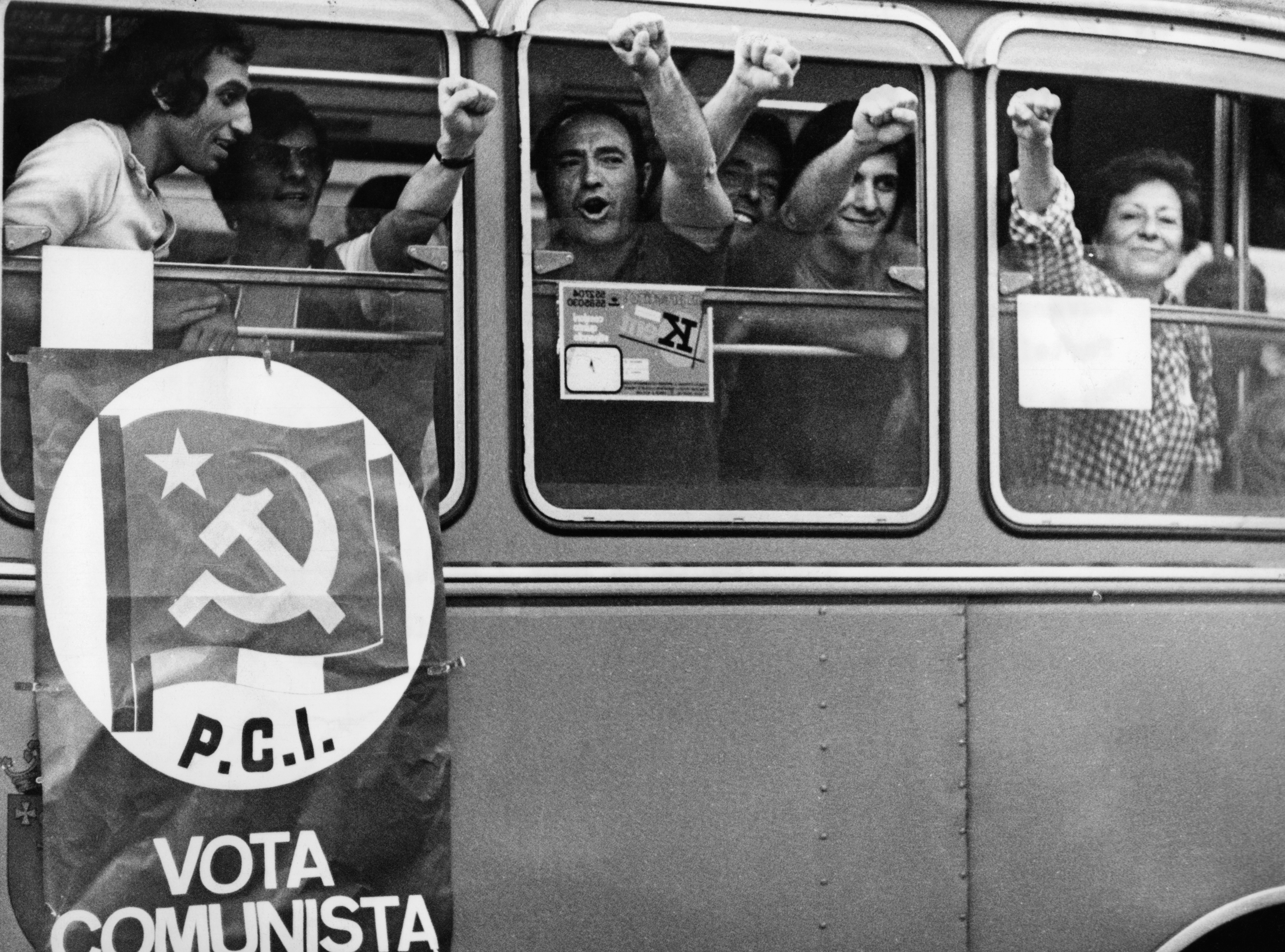 Italienische Gastarbeiter in der BRD und Anhänger der italienischen KP fahren zu  Parlamentswahlen in Italien, Juni 1976, Werek/Süddeutsche Zeitung Photo