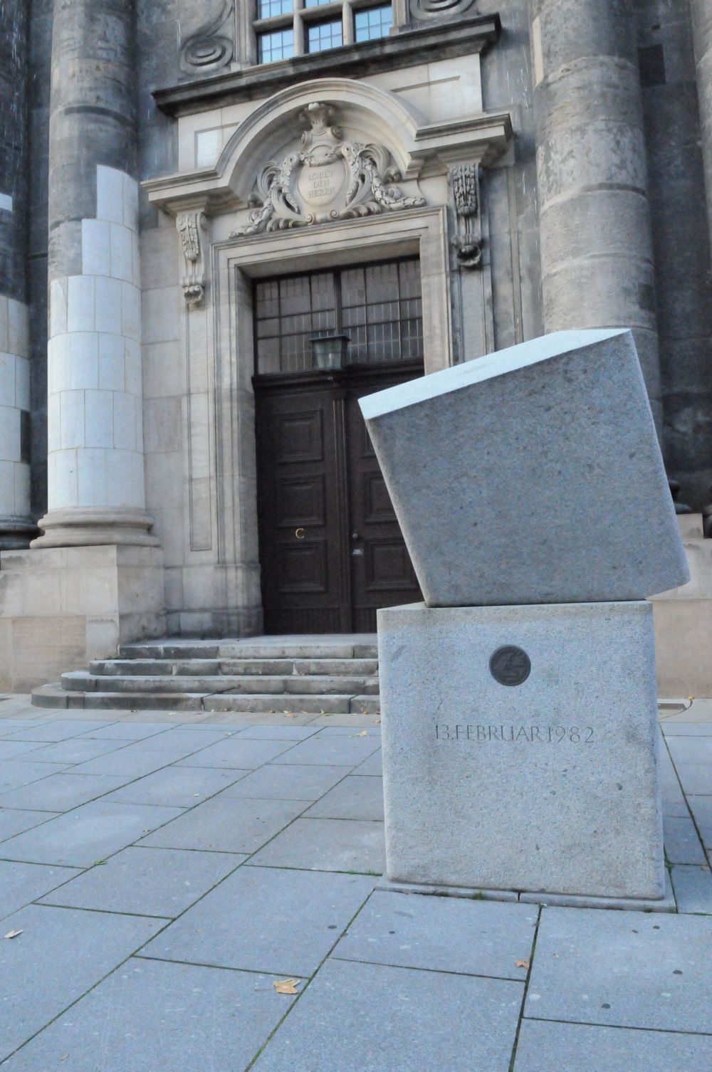 Denkmal „Schwerter zu Pflugscharen“ vor der Kreuzkirche, Urheber: Ulrike Lehmann, Lizenz: CC-BY-SA 3.0 DE