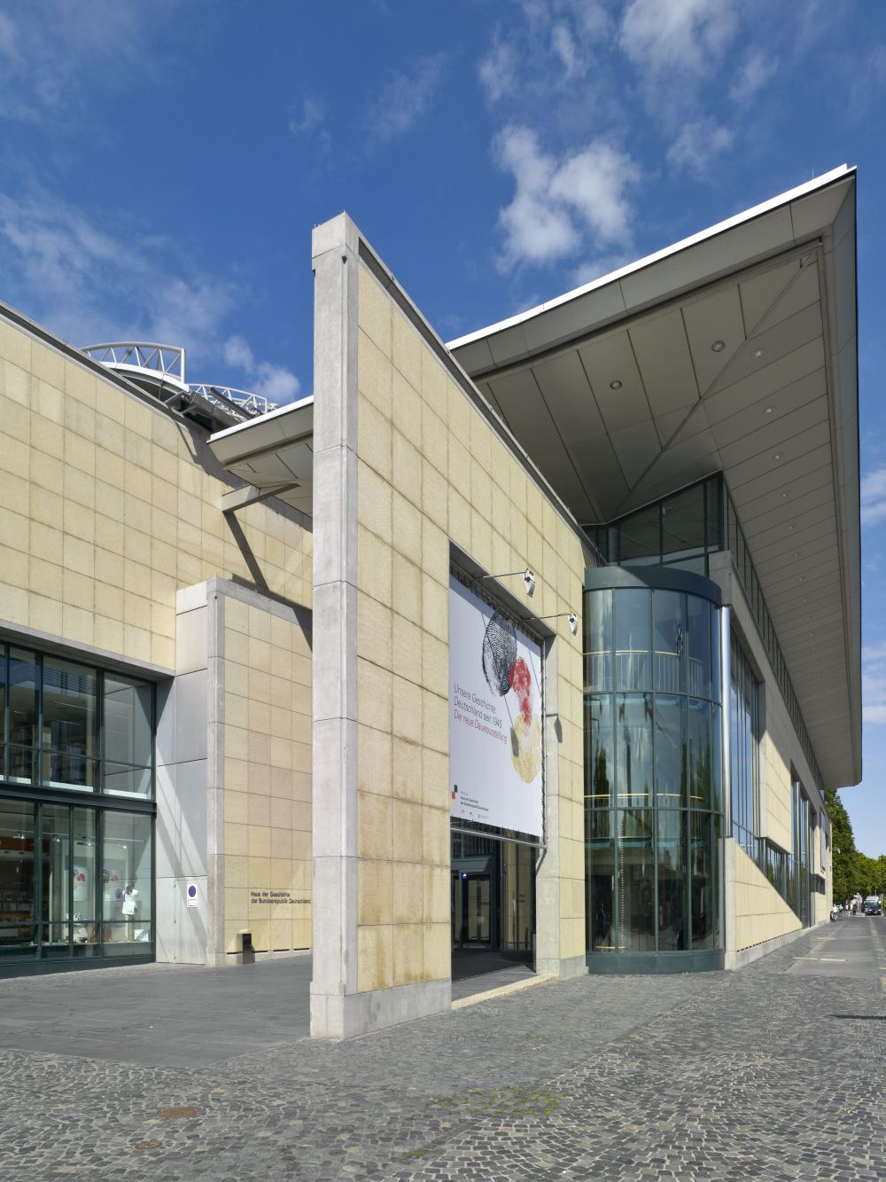 Haupteingang des Museums © Stiftung Haus der Geschichte/Axel Thünker