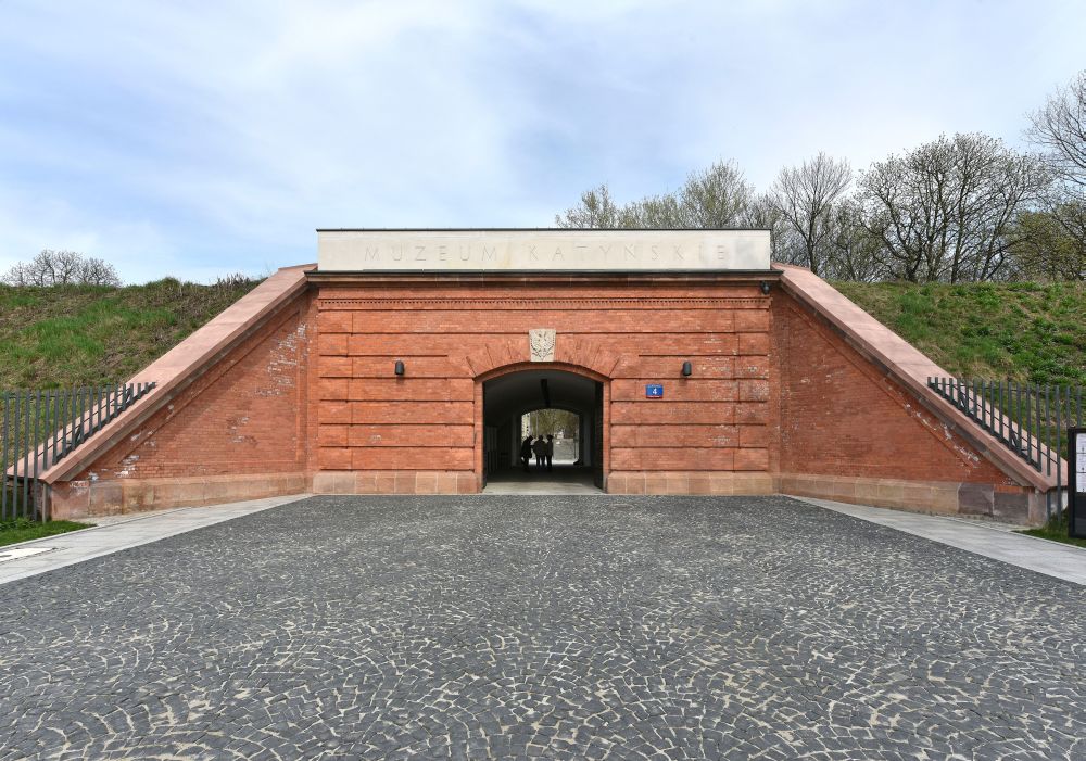 Haupteingang des Katyń-Museums, Urheber: Adrian Grycuk, Lizenz: CC BY-SA 3.0 PL