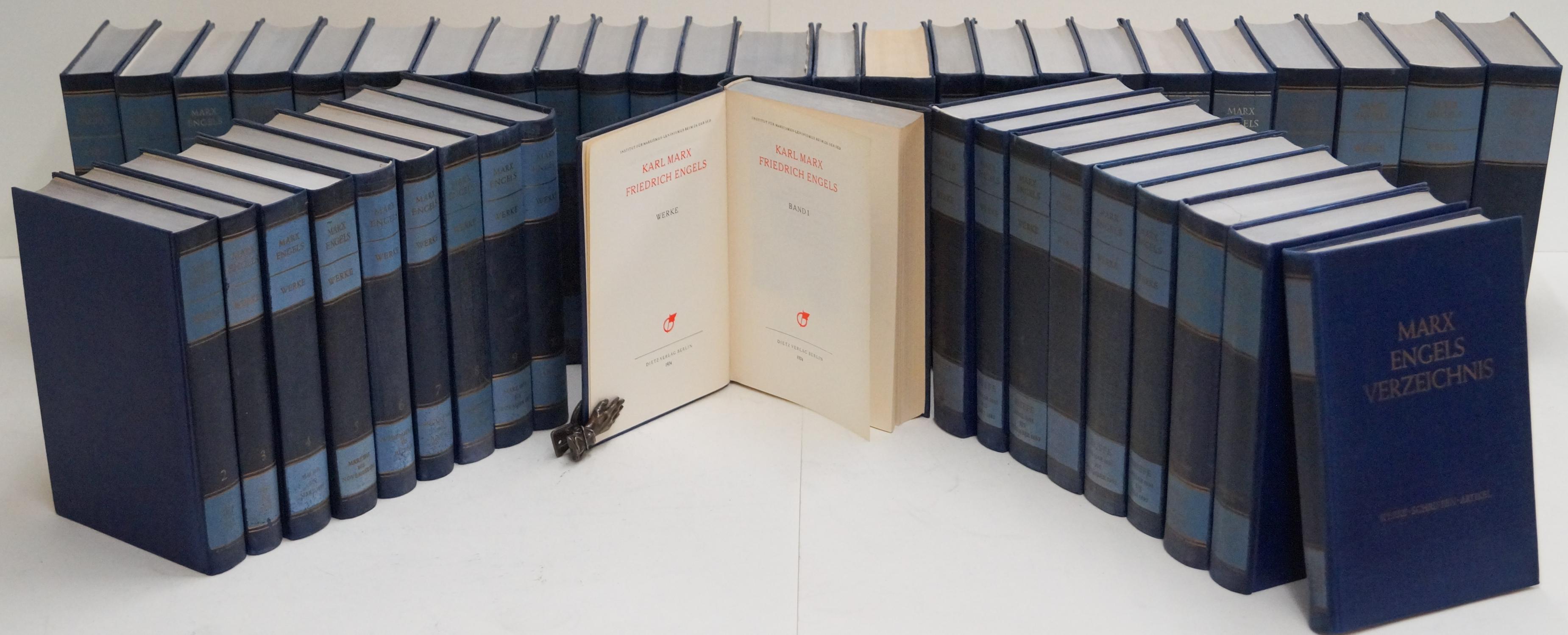 Foto von MEGA-Bänden, Bild von Antiquariaat Isis (Groningen, Niederlande), https://www.zvab.com/servlet/BookDetailsPL?bi=17835328687&searchurl=kn%3Dmarx%2Bengels%2Bwerke%2Bband%2B42%26hl%3Don%26sortby%3D20#&gid=1&pid=1