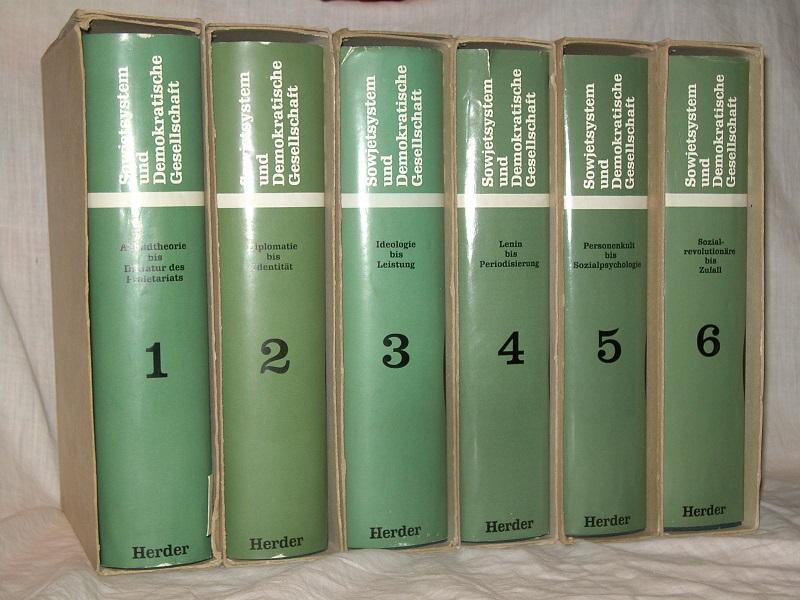 Foto der sechs Bände: Claus Dieter Kernig (Hrsg.): Sowjetsystem und demokratische Gesellschaft, 6 Bde., Freiburg/Basel/Wien: Herder 1966-1972, (c) Matthias Severin Antiquariat Am Bayerischen Platz