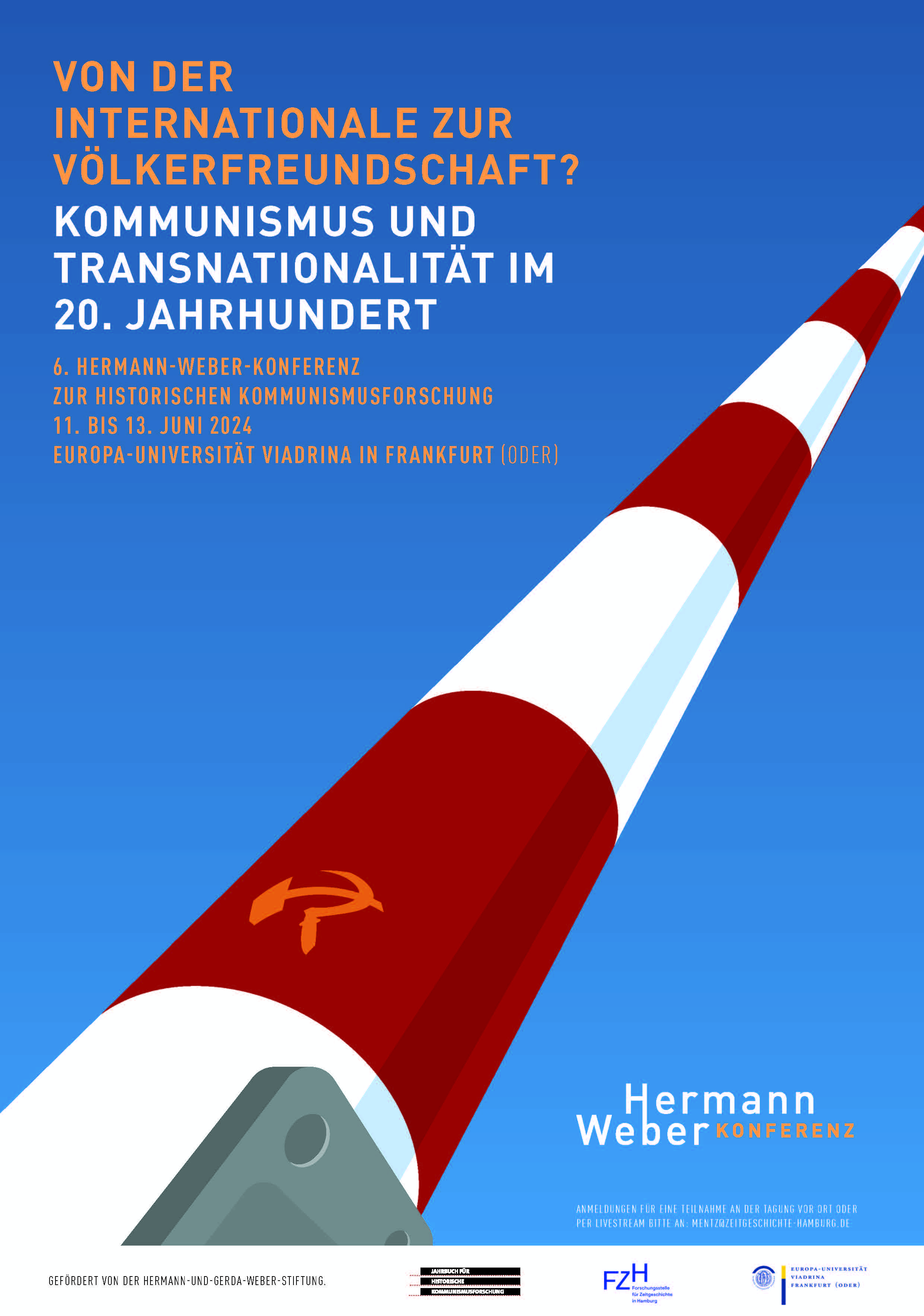 Das Bild ist ein Plakat für die 6. Hermann-Weber-Konferenz zur Historischen Kommunismusforschung, welche den Fokus auf "Kommunismus und Transnationalität im 20. Jahrhundert" legt und den Zeitraum vom 11. bis 13. Juni 2024 an der Europa-Universität Viadrina in Frankfurt (Oder) umspannt. Das Design ist geprägt von einem stark stilisierten Schlagbaum in Rot Weiß auf blauem Grund, der leicht nach rechts geneigt, fast senkrecht nach oben ausgerichtet ist, mit einem Hammer-und-Sichel-Symbol in Orange am Rumpf. Die Gestaltung des Plakats ist bewusst schlicht gehalten, um eine klare und direkte Kommunikation zu gewährleisten. Die Verwendung von kontrastreichen Farben – hauptsächlich Blau für den Hintergrund und Weiß sowie Rot für die Schrift und grafischen Elemente – trägt zur visuellen Klarheit bei. 